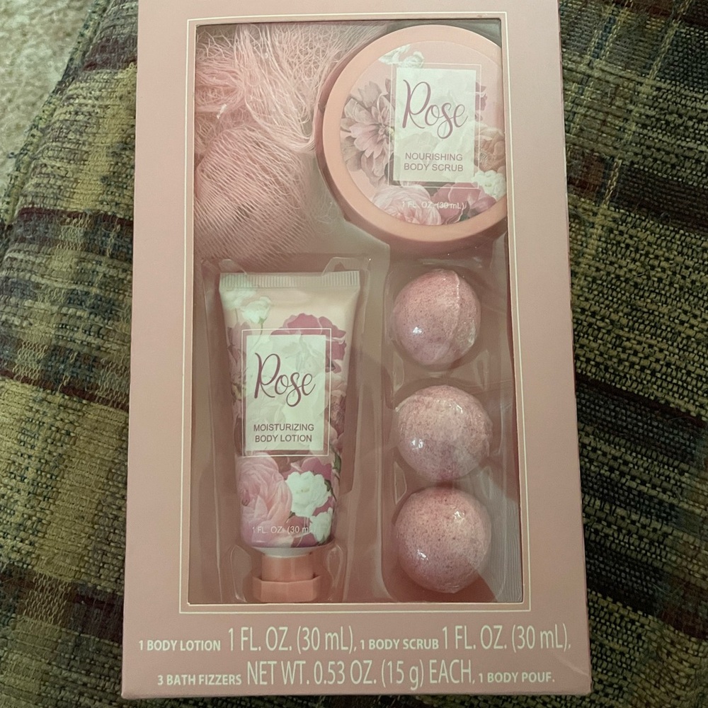 Bath & Body Rose Scented Bath Gift Set